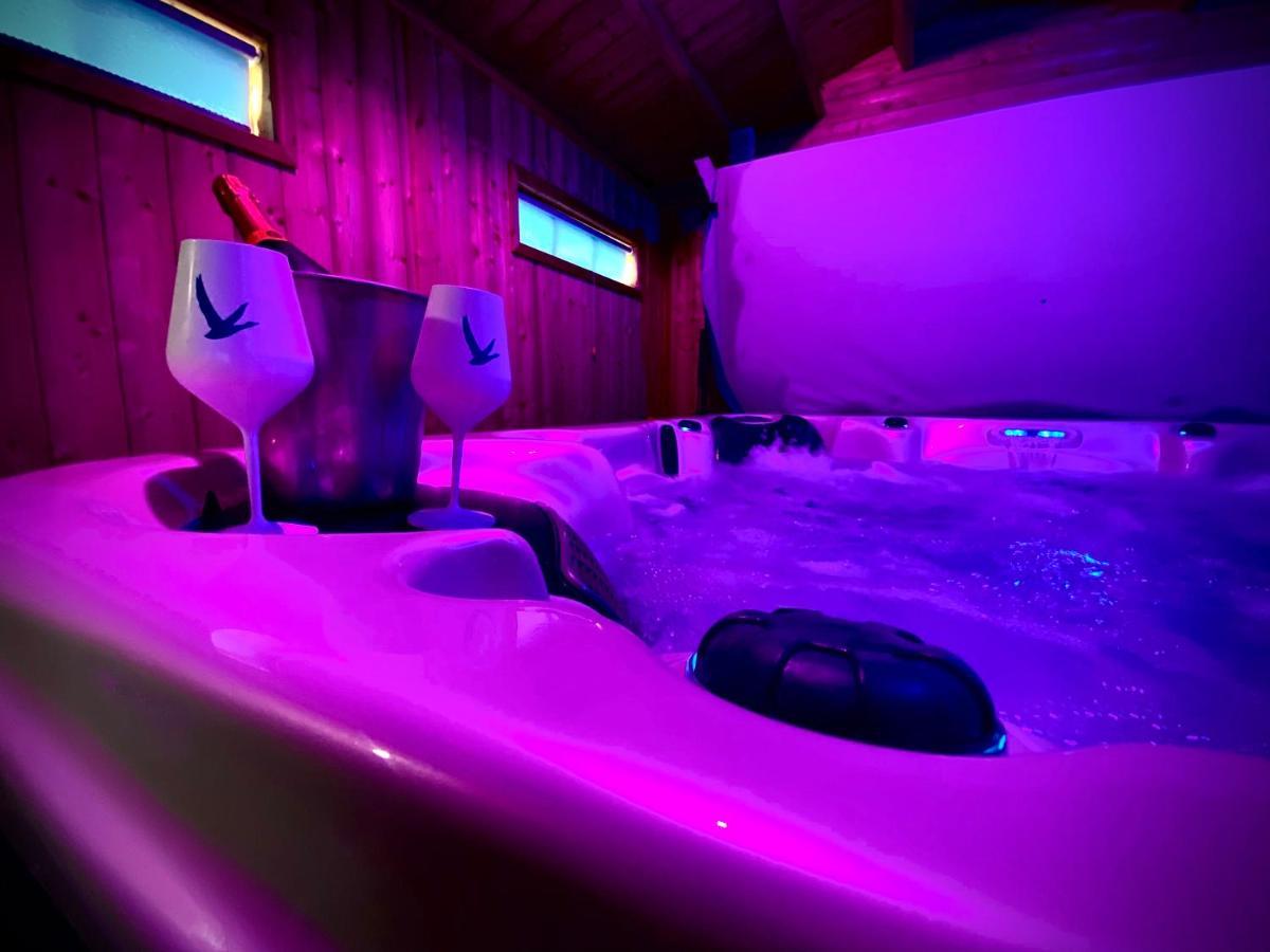 Beautiful Hot Tub Suite In Литам Сент Аннс Екстериор снимка