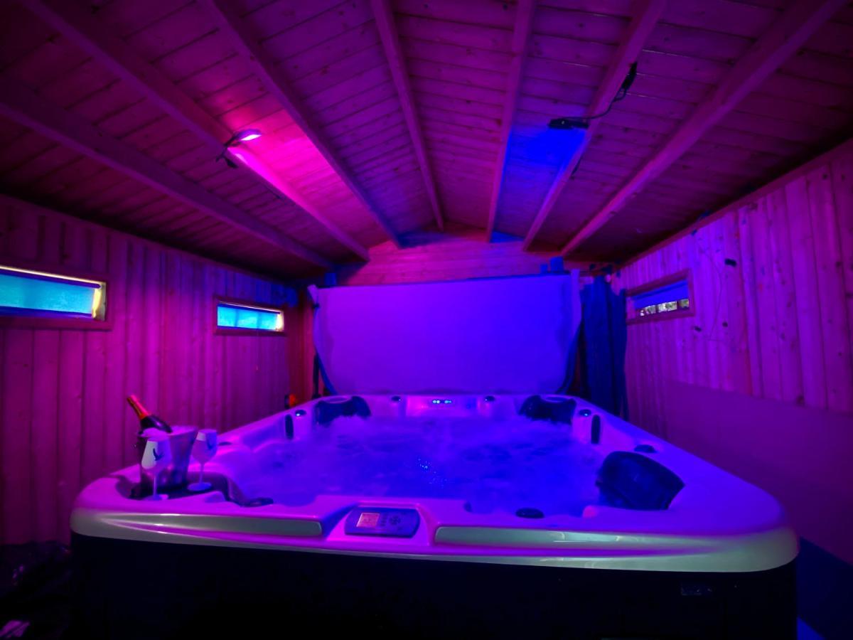 Beautiful Hot Tub Suite In Литам Сент Аннс Екстериор снимка