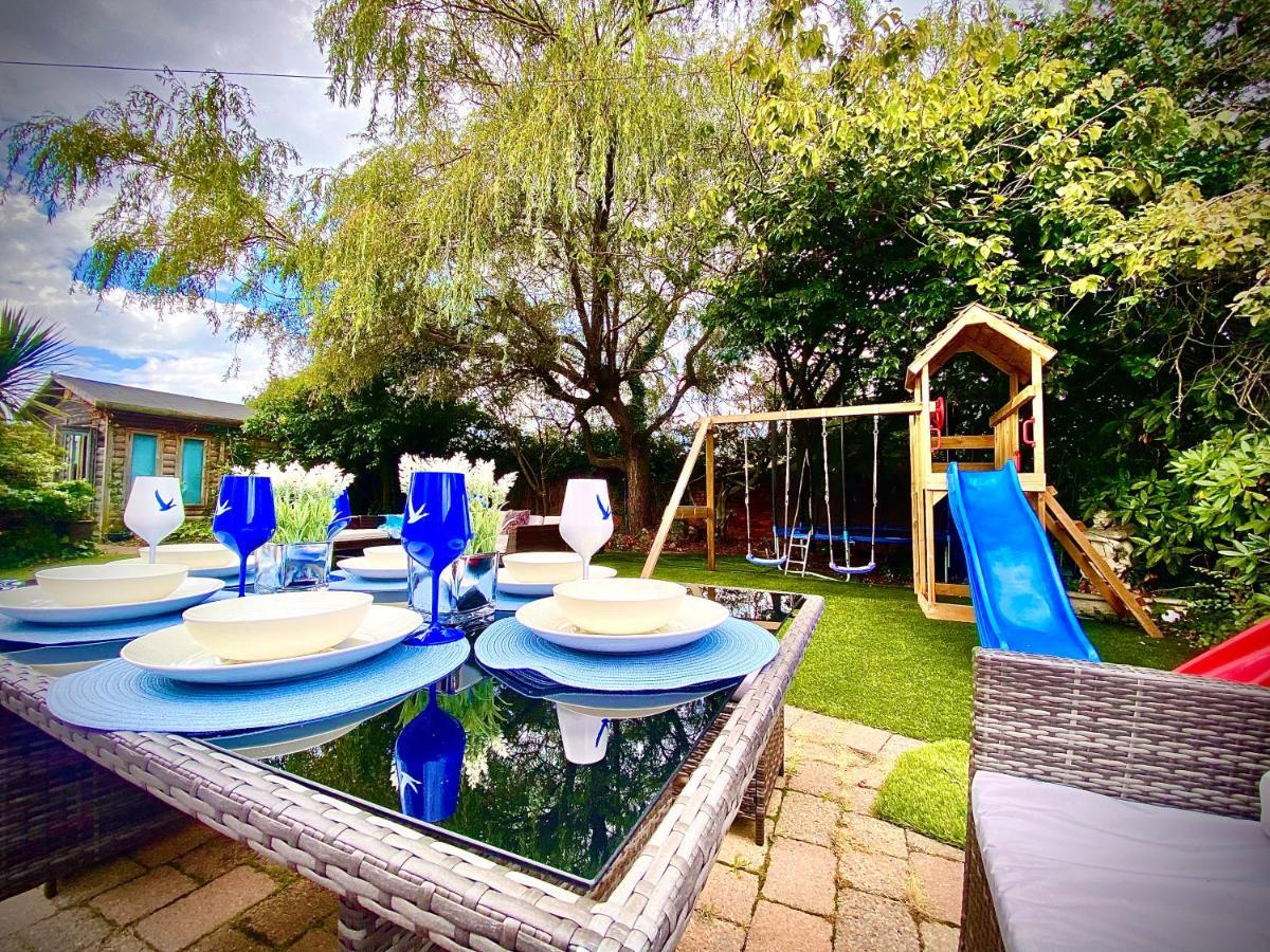 Beautiful Hot Tub Suite In Литам Сент Аннс Екстериор снимка