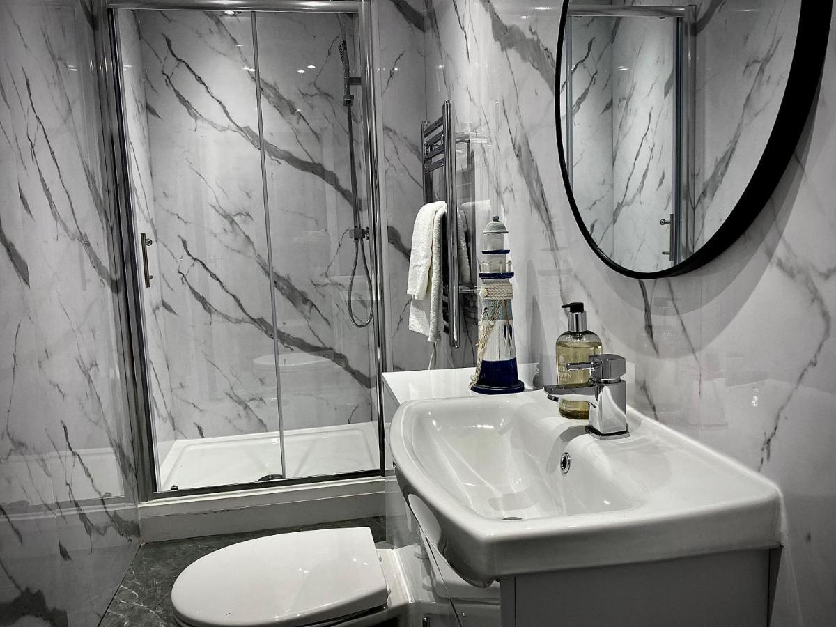 Beautiful Hot Tub Suite In Литам Сент Аннс Екстериор снимка