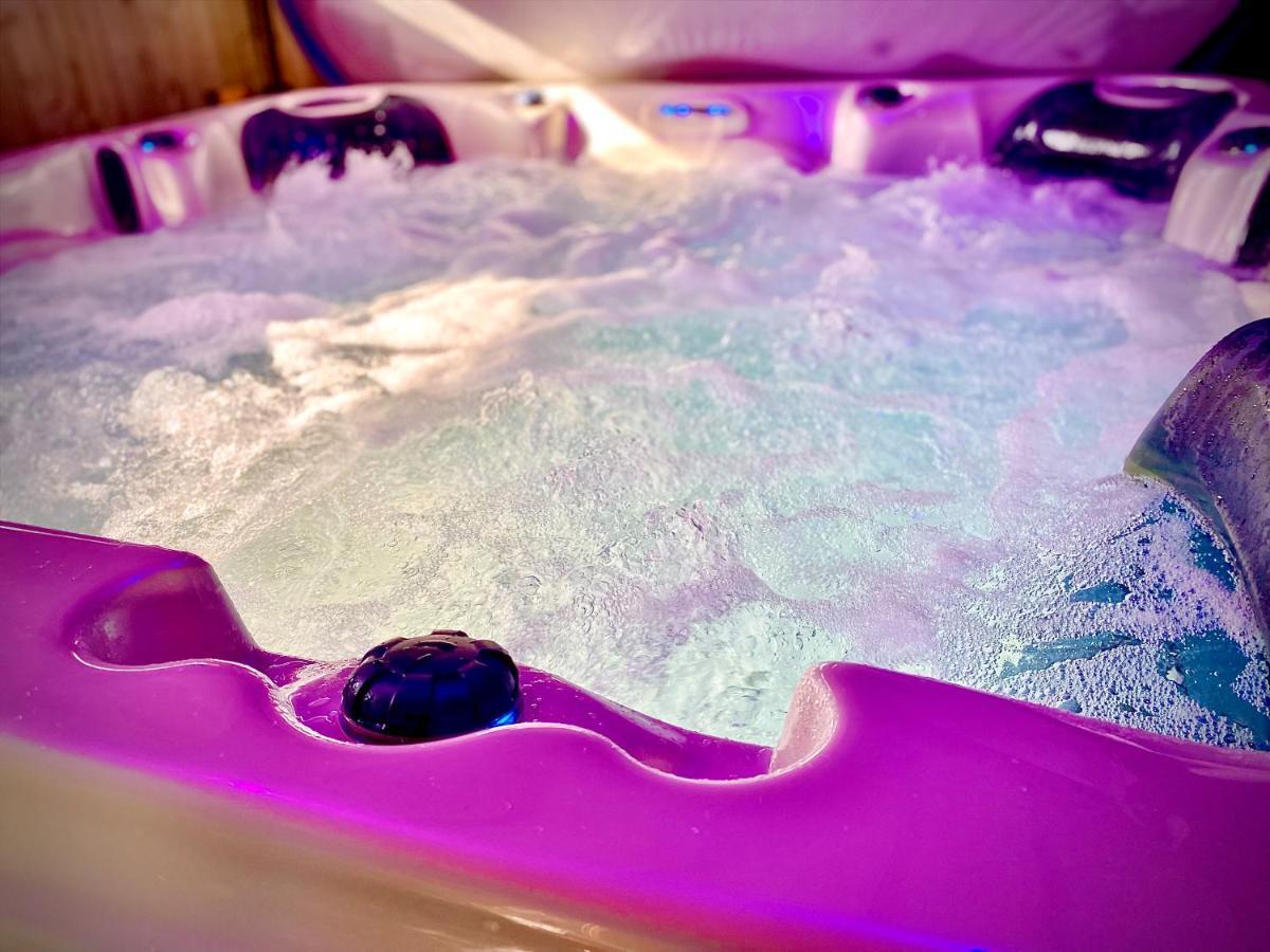 Beautiful Hot Tub Suite In Литам Сент Аннс Екстериор снимка