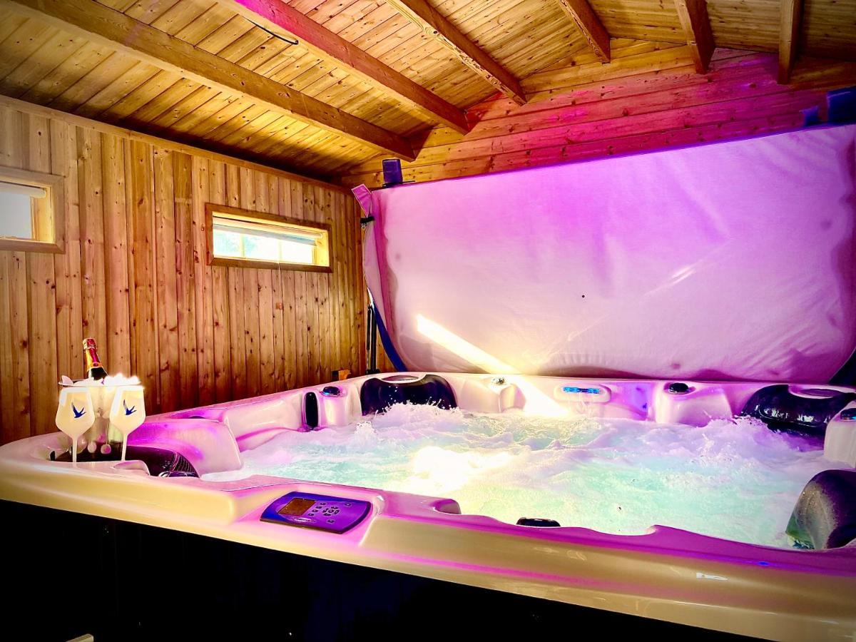 Beautiful Hot Tub Suite In Литам Сент Аннс Екстериор снимка